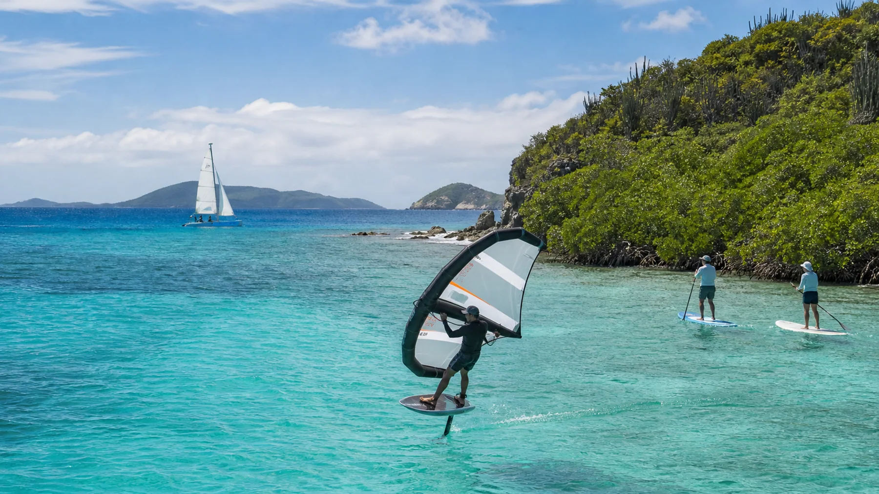 Wingfoil, paddle et voilier dans une baie caribéenne