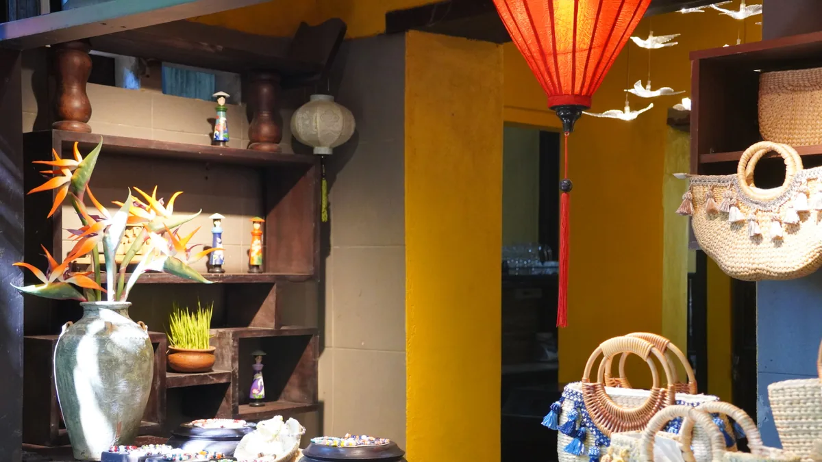 Produits locaux présentés sur un marché caribéen, vue complémentaire pour artisanat Martinique