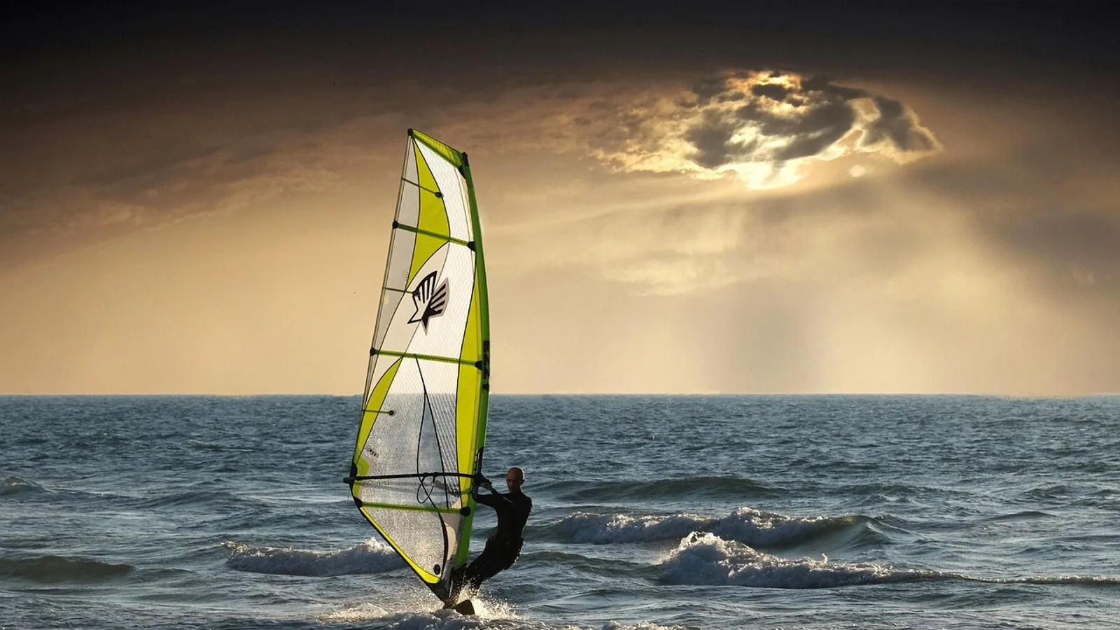 Pratiquant de sport de glisse sur une côte caribéenne, vue principale pour sports nautiques Barbade
