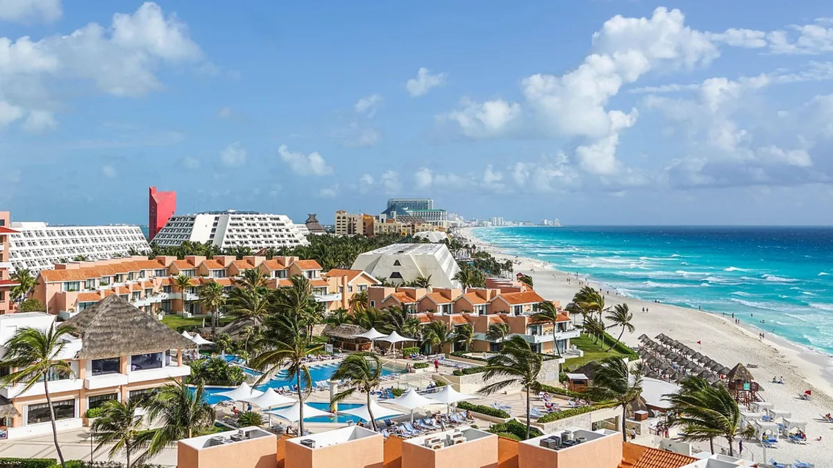 Côte tropicale et reliefs observés pendant un voyage actif, vue complémentaire pour budget voyage Martinique