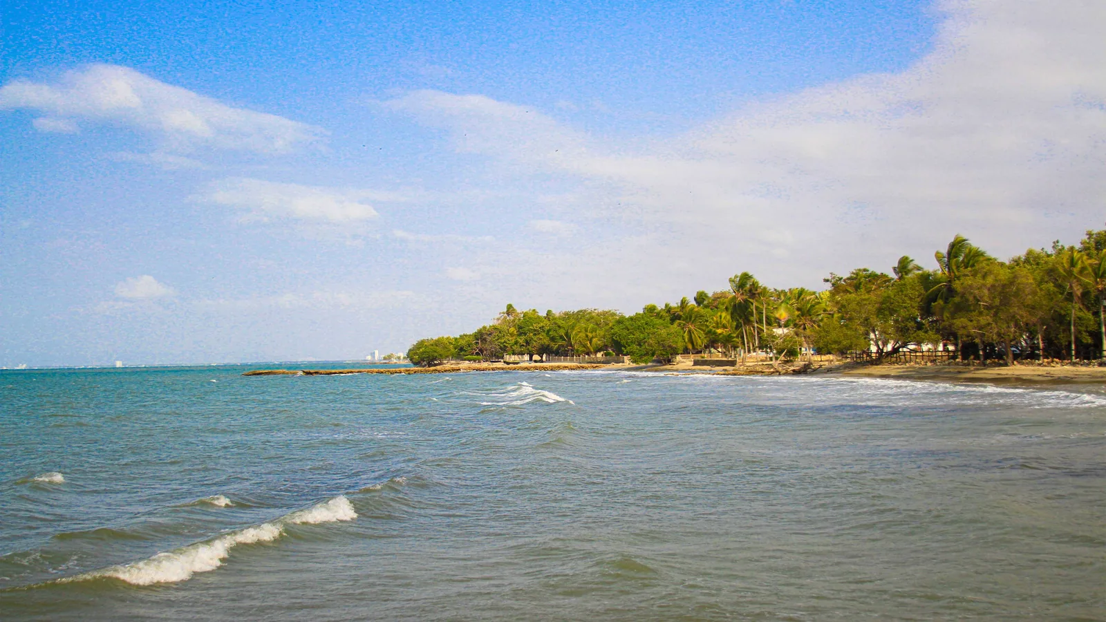 Hébergement tropical ouvert sur un paysage côtier caribéen, vue principale pour hébergement Caraïbes voyage actif