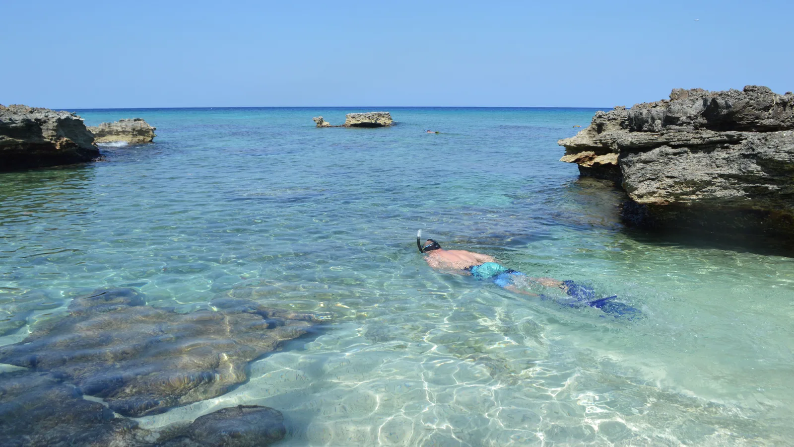 Exploration en snorkeling dans une mer caribéenne transparente, vue principale pour Curaçao voyage activités