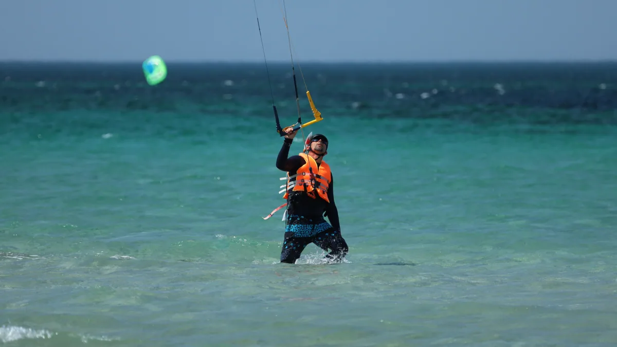 Aile de glisse portée par les alizés au-dessus d'un lagon caribéen, vue complémentaire pour kitesurf Martinique débutant
