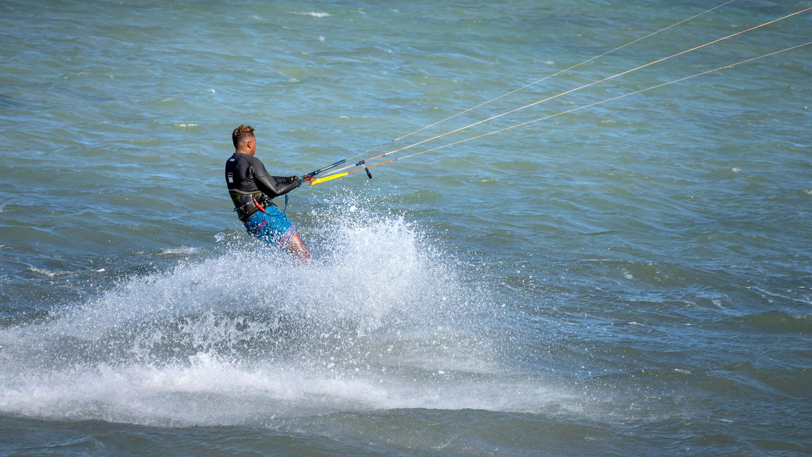 Pratiquant de sport de glisse sur une côte caribéenne, vue principale pour kitesurf Martinique débutant
