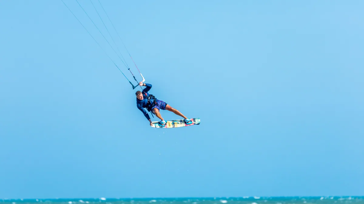 Aile de glisse portée par les alizés au-dessus d'un lagon caribéen, vue complémentaire pour école kitesurf Martinique