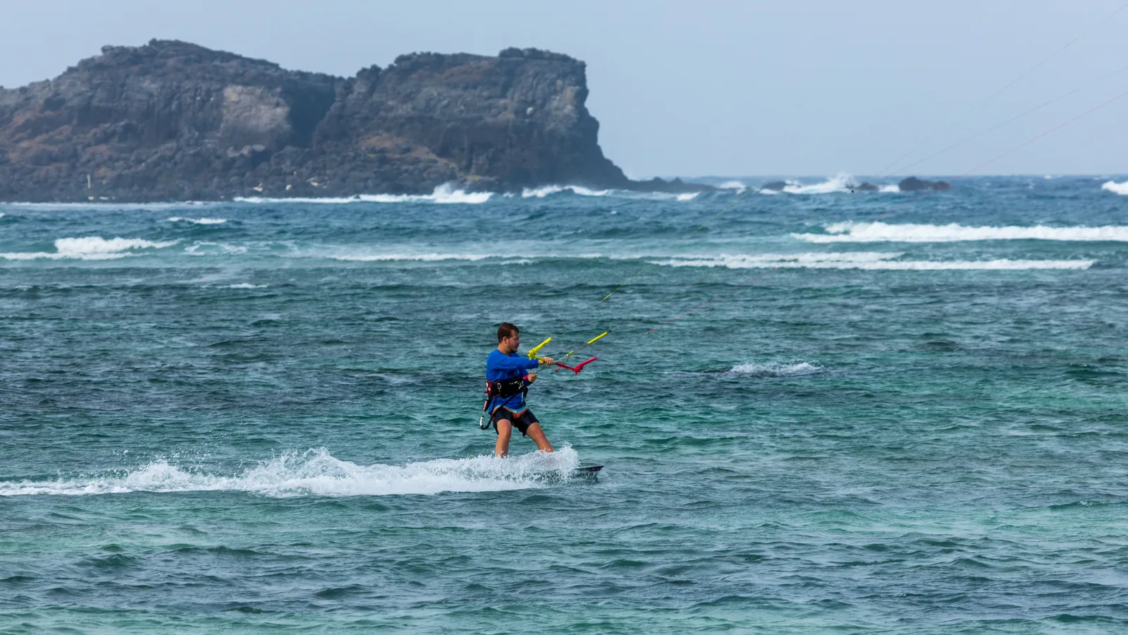 Pratiquant de sport de glisse sur une côte caribéenne, vue principale pour école kitesurf Martinique