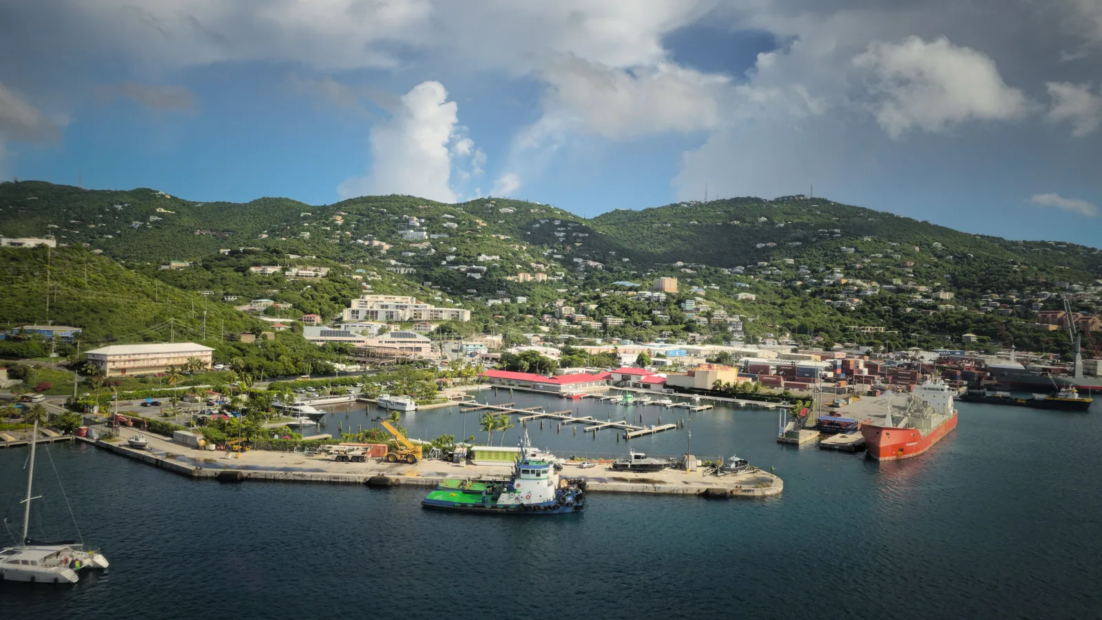 Île caribéenne entre mer, végétation et reliefs, vue principale pour excursion fonds blancs Martinique