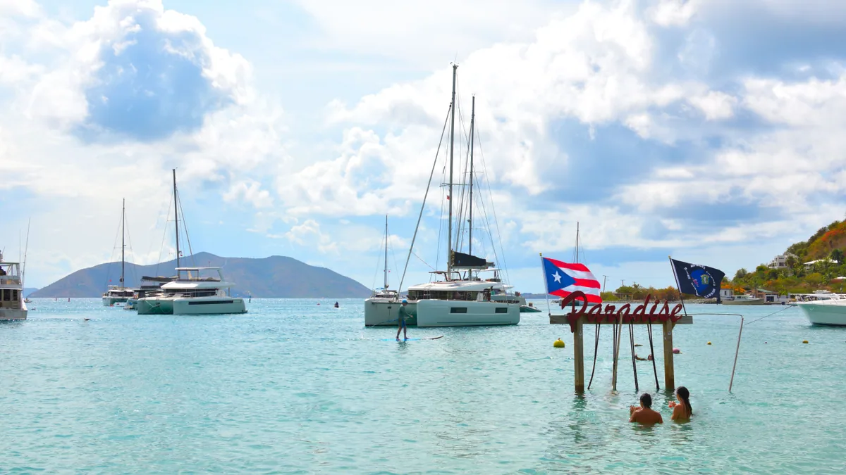 Voilier naviguant entre deux îles volcaniques des Caraïbes, vue complémentaire pour ferry Martinique Sainte-Lucie