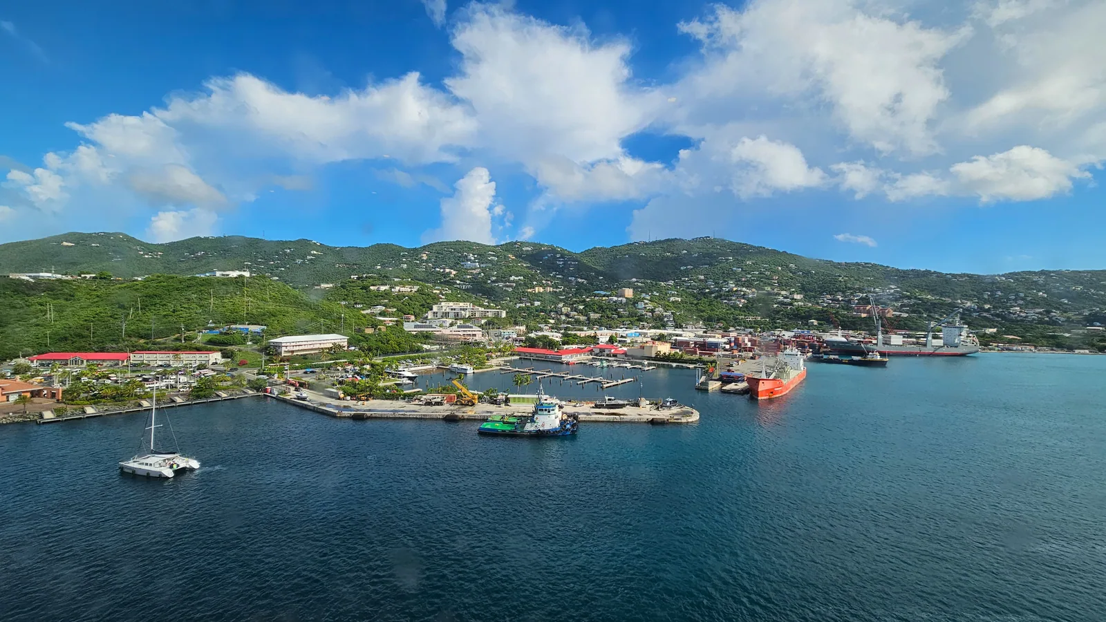 Navigation à la voile le long d'une île caribéenne, vue principale pour ferry Martinique Sainte-Lucie