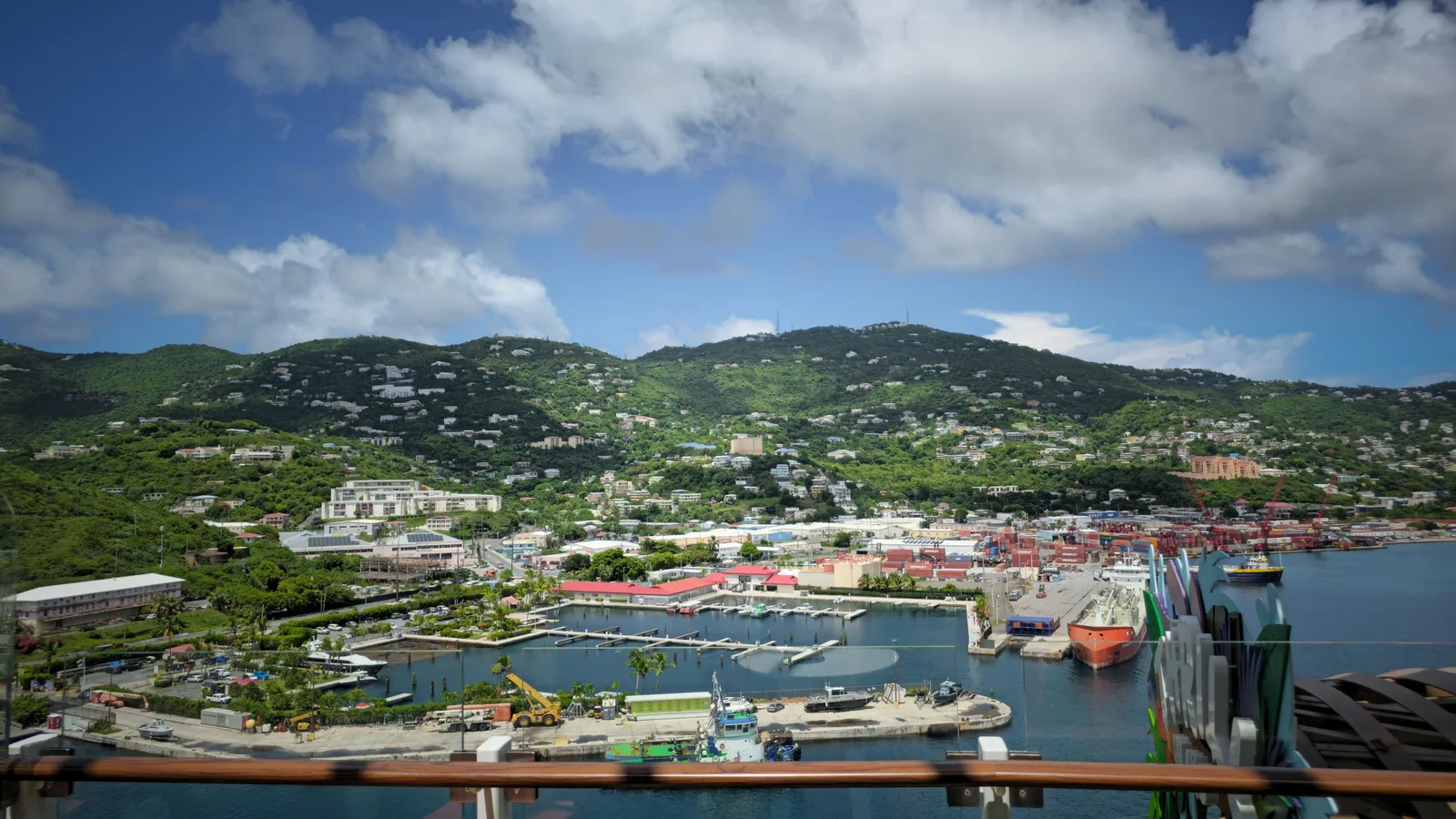 Île caribéenne entre mer, végétation et reliefs, vue principale pour martinique