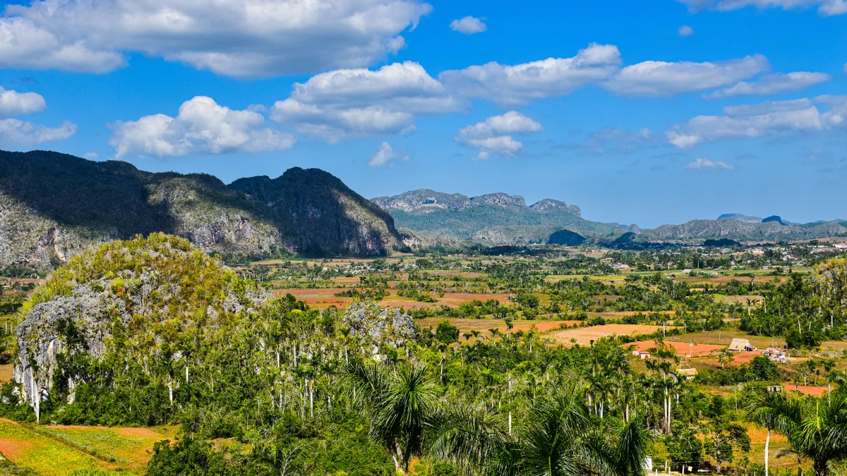 Côte tropicale et reliefs observés pendant un voyage actif