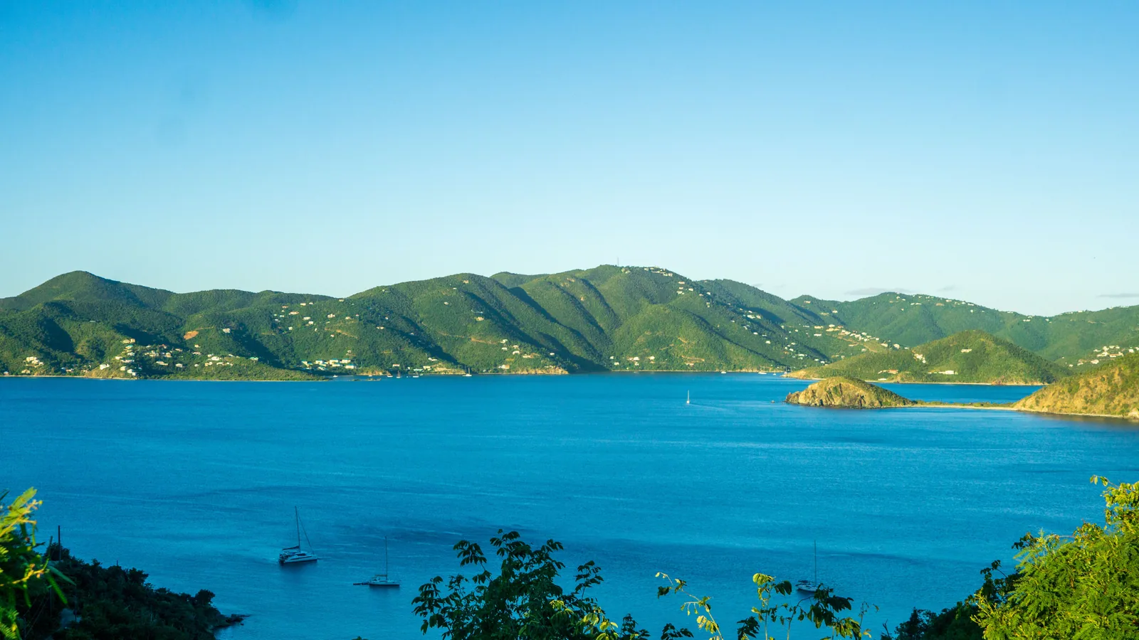 Île caribéenne entre mer, végétation et reliefs, vue principale pour itinéraire Martinique 2 semaines