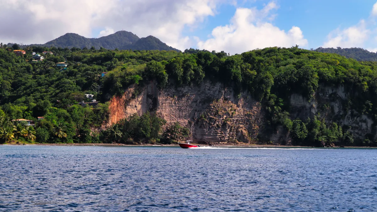 Côte tropicale et reliefs observés pendant un voyage actif, vue complémentaire pour itinéraire Martinique 7 jours