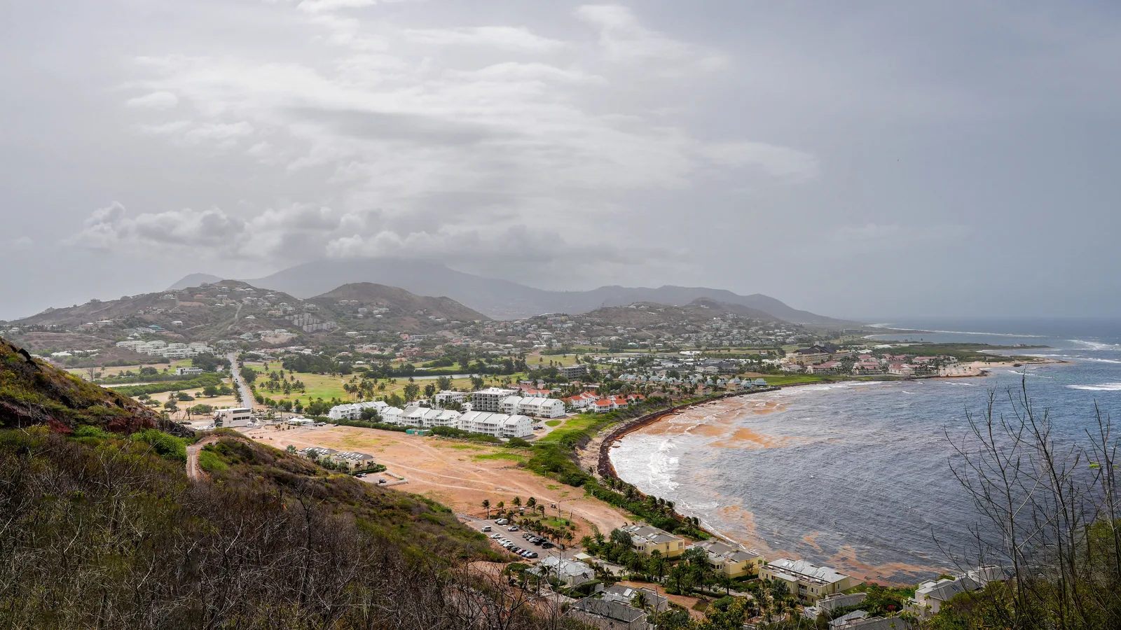 Île caribéenne entre mer, végétation et reliefs, vue principale pour itinéraire Martinique 7 jours