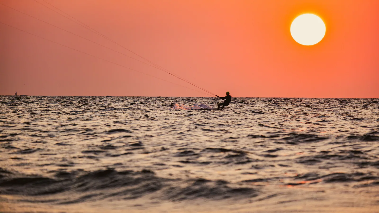 Pratiquant de sport de glisse sur une côte caribéenne, vue principale pour kitesurf Anse Michel