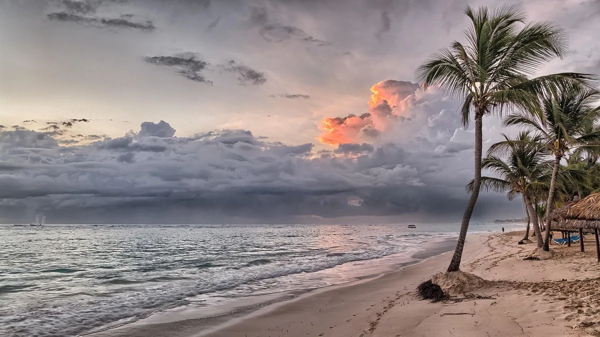 Aile de glisse portée par les alizés au-dessus d'un lagon caribéen, vue complémentaire pour kitesurf Guadeloupe spots