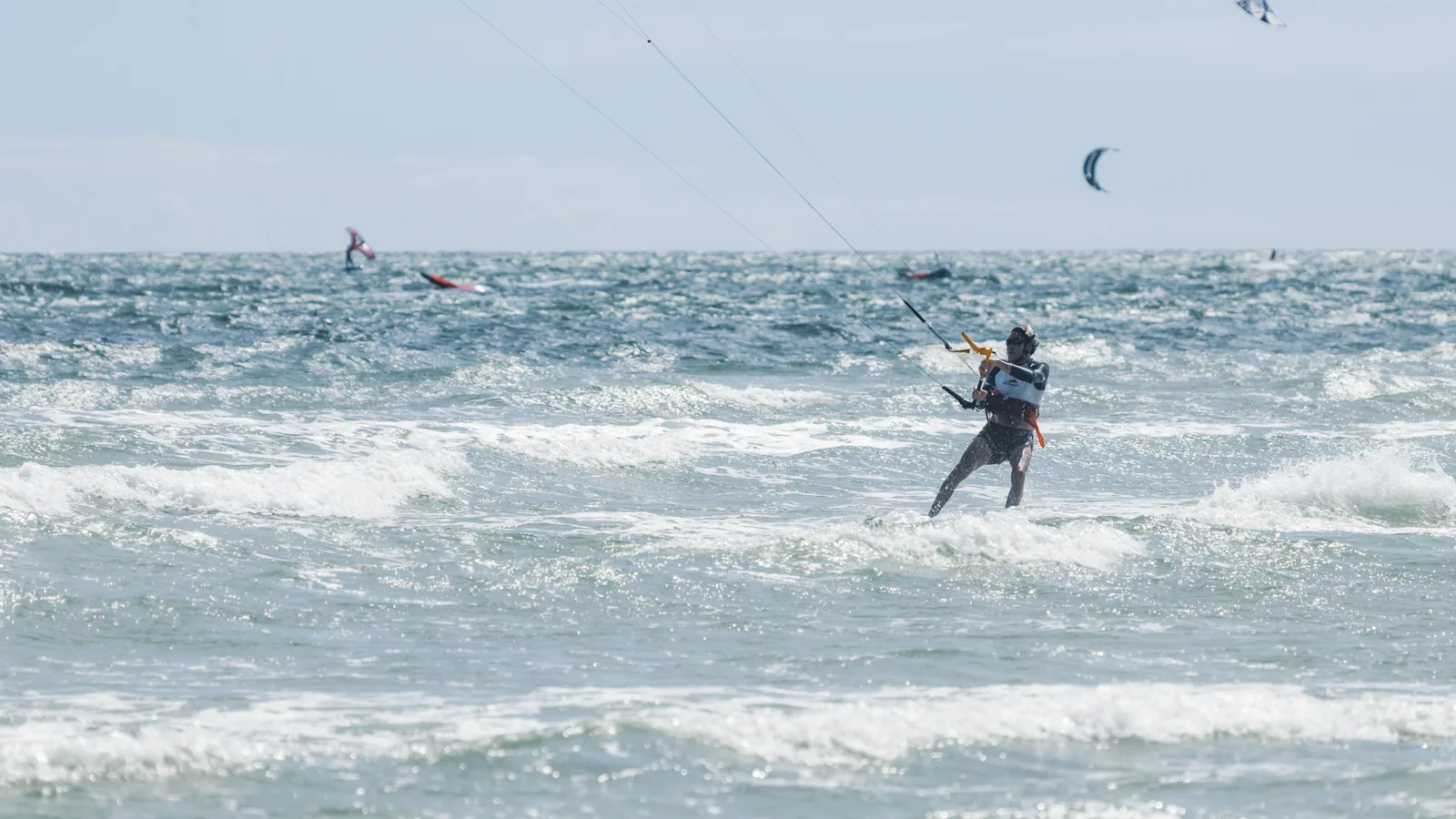 Pratiquant de sport de glisse sur une côte caribéenne, vue principale pour kitesurf Guadeloupe spots