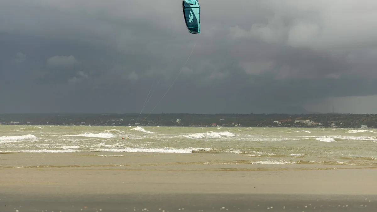 Aile de glisse portée par les alizés au-dessus d'un lagon caribéen, vue complémentaire pour kitesurf Le François
