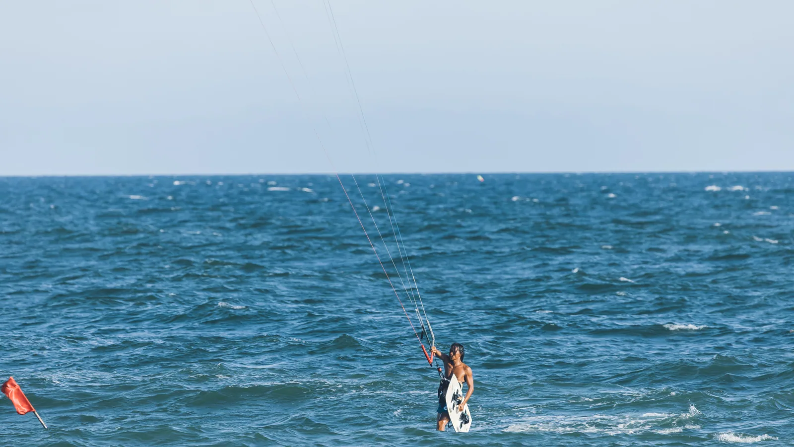Pratiquant de sport de glisse sur une côte caribéenne, vue principale pour kitesurf Le François