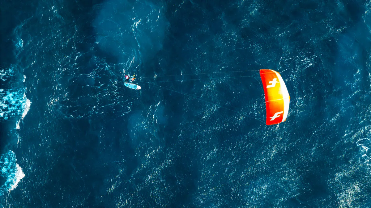 Aile de glisse portée par les alizés au-dessus d'un lagon caribéen, vue complémentaire pour kitesurf Sainte-Anne Martinique