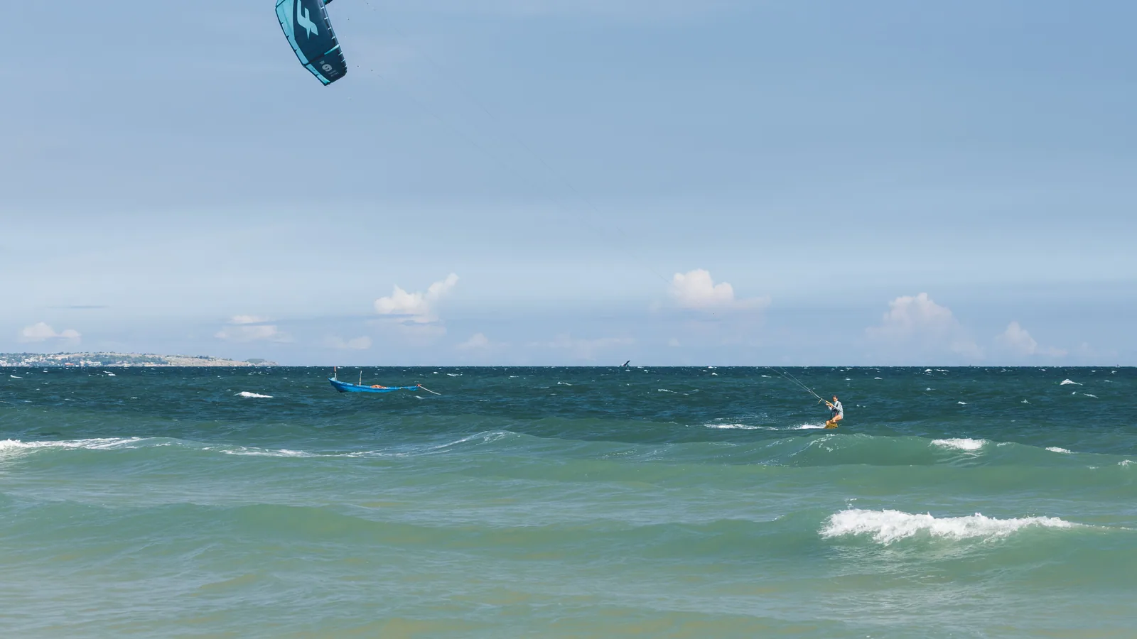 Pratiquant de sport de glisse sur une côte caribéenne, vue principale pour kitesurf Sainte-Anne Martinique