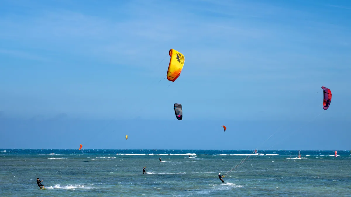 Aile de glisse portée par les alizés au-dessus d'un lagon caribéen, vue complémentaire pour kitesurf Pointe Faula