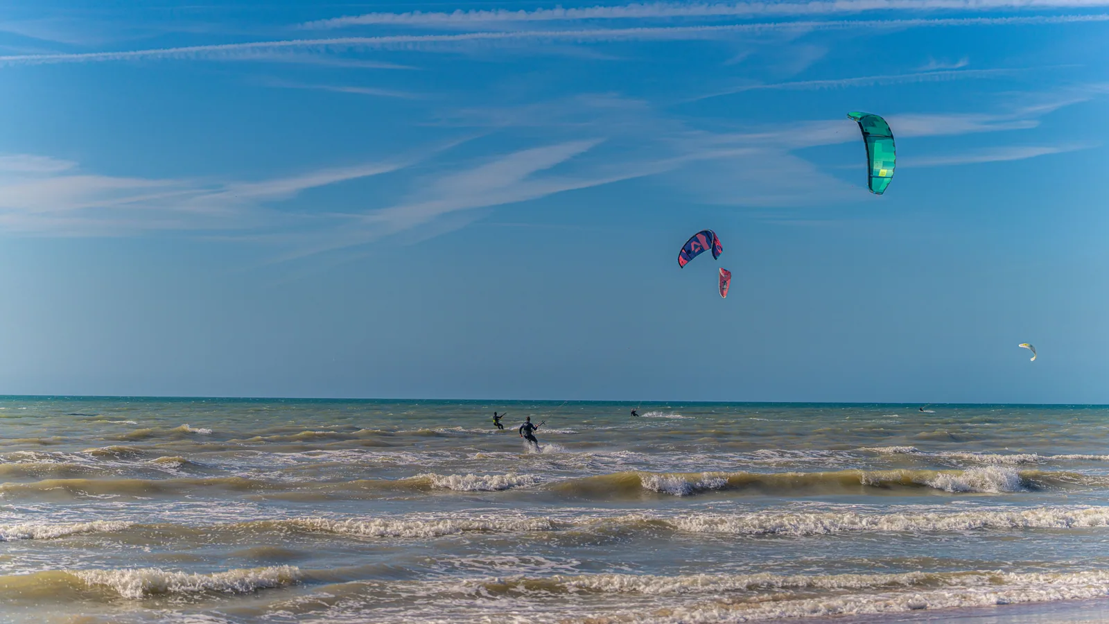 Pratiquant de sport de glisse sur une côte caribéenne, vue principale pour kitesurf Pointe Faula