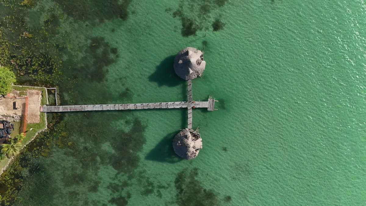 Hébergement tropical ouvert sur un paysage côtier caribéen, vue complémentaire pour location bungalow Martinique