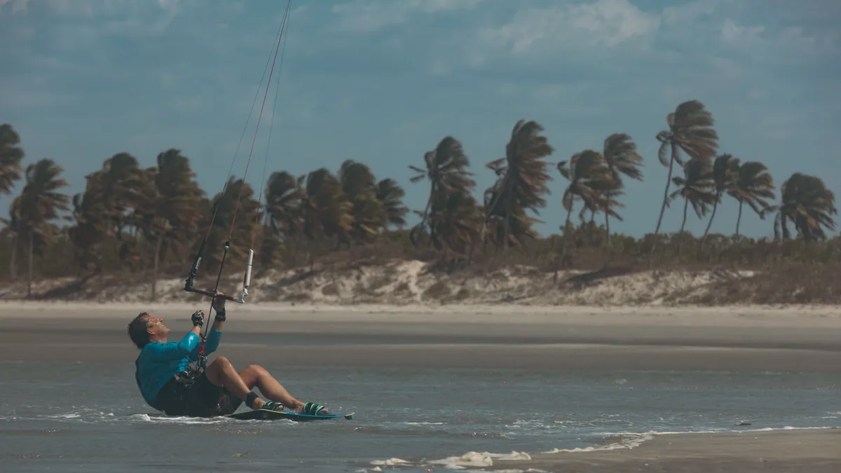 Aile de glisse portée par les alizés au-dessus d'un lagon caribéen, vue complémentaire pour location kitesurf Martinique