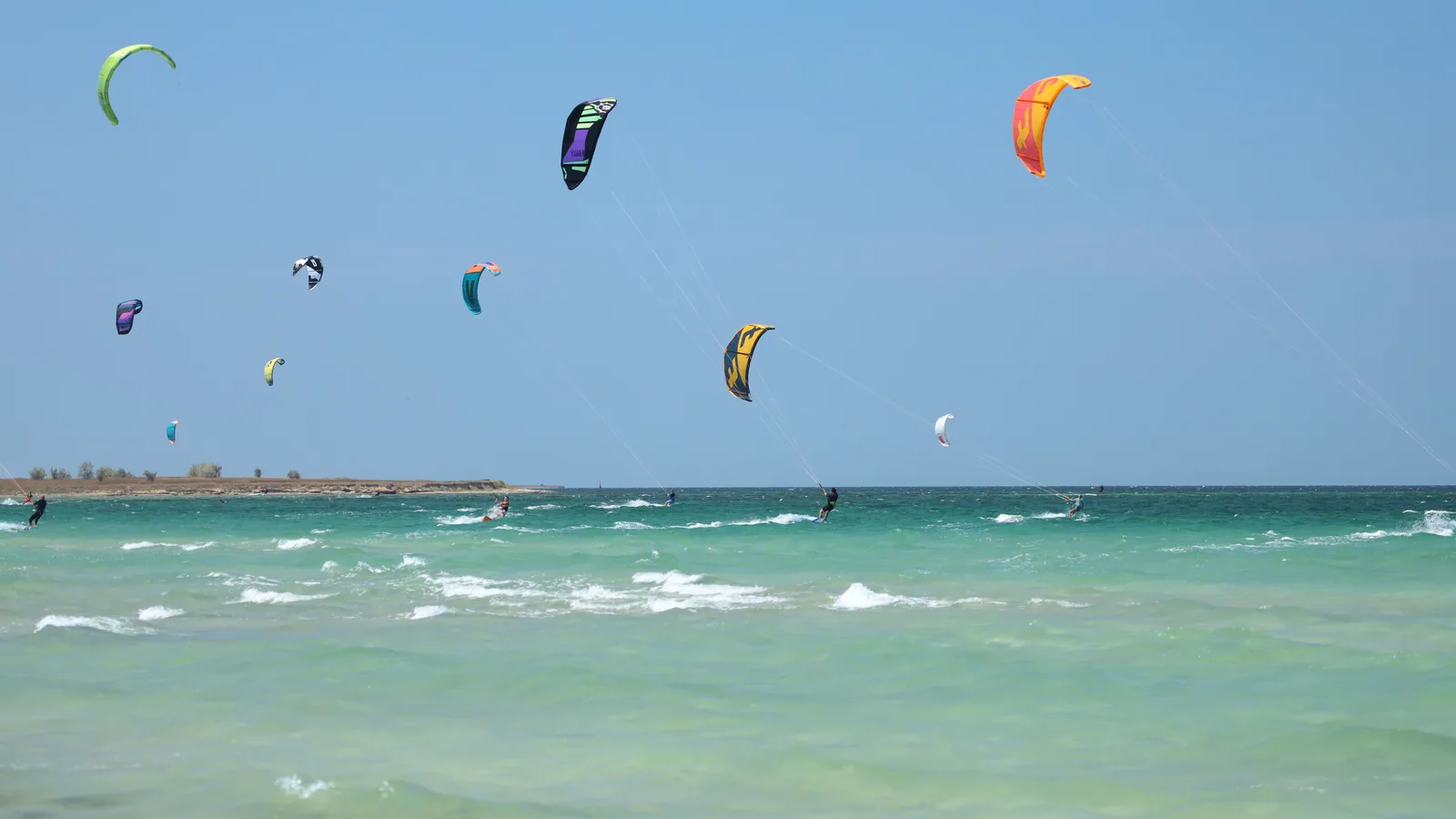 Pratiquant de sport de glisse sur une côte caribéenne, vue principale pour location kitesurf Martinique