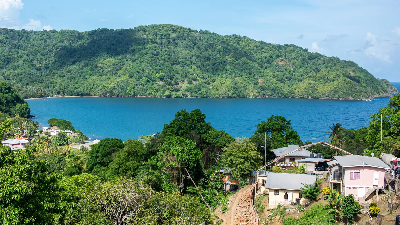 Île caribéenne entre mer, végétation et reliefs, vue principale pour Martinique nord ou sud