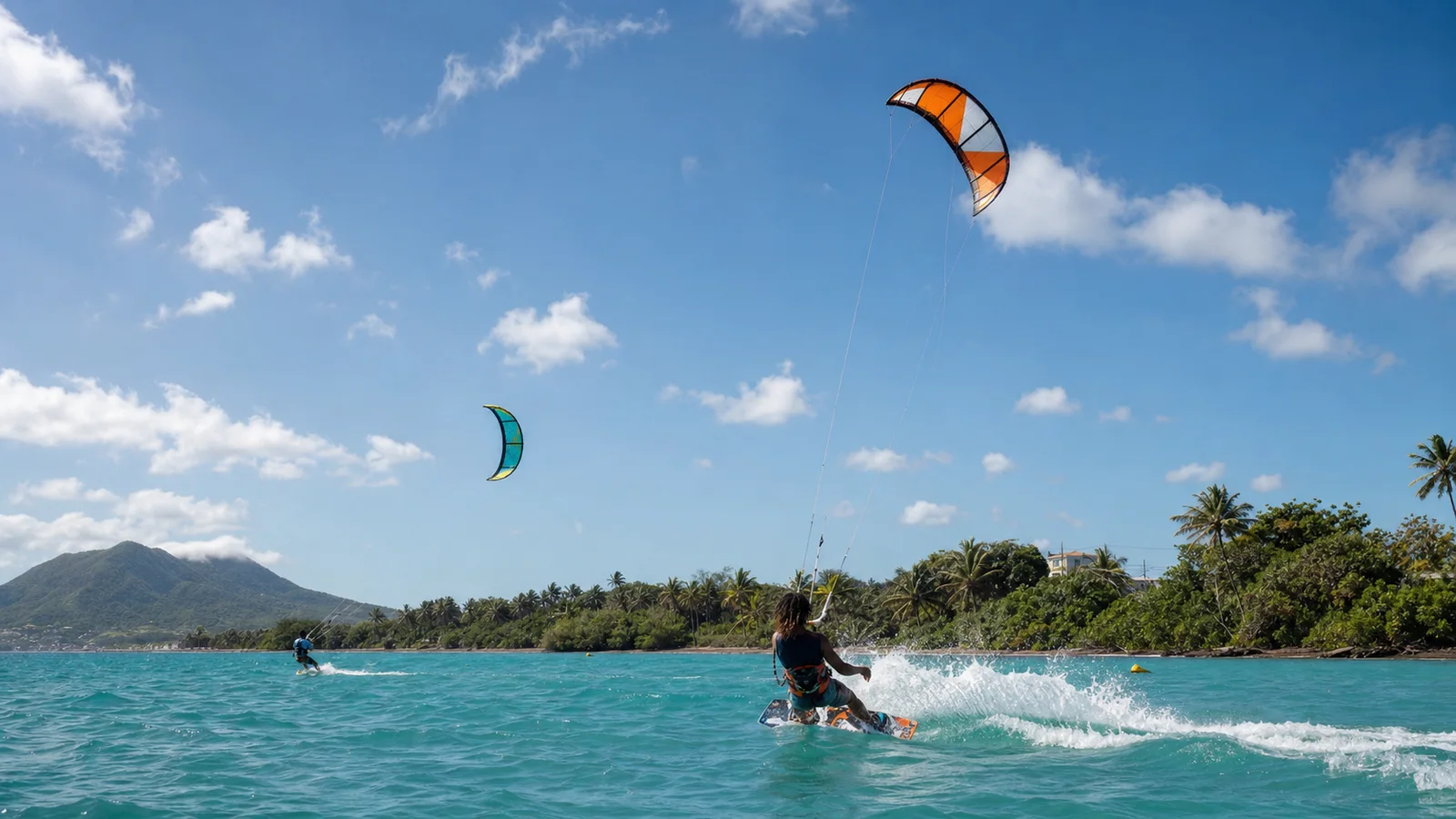 Session de kitesurf en Martinique sous les alizés, vue principale pour meilleure période kitesurf Martinique