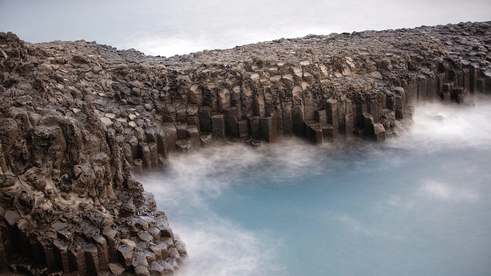 Reliefs volcaniques et forêt tropicale dans les Caraïbes, vue principale pour randonnée Caraïbes îles
