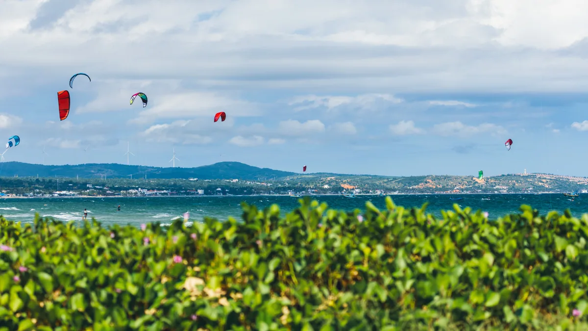 Aile de glisse portée par les alizés au-dessus d'un lagon caribéen, vue complémentaire pour kitesurf Caraïbes