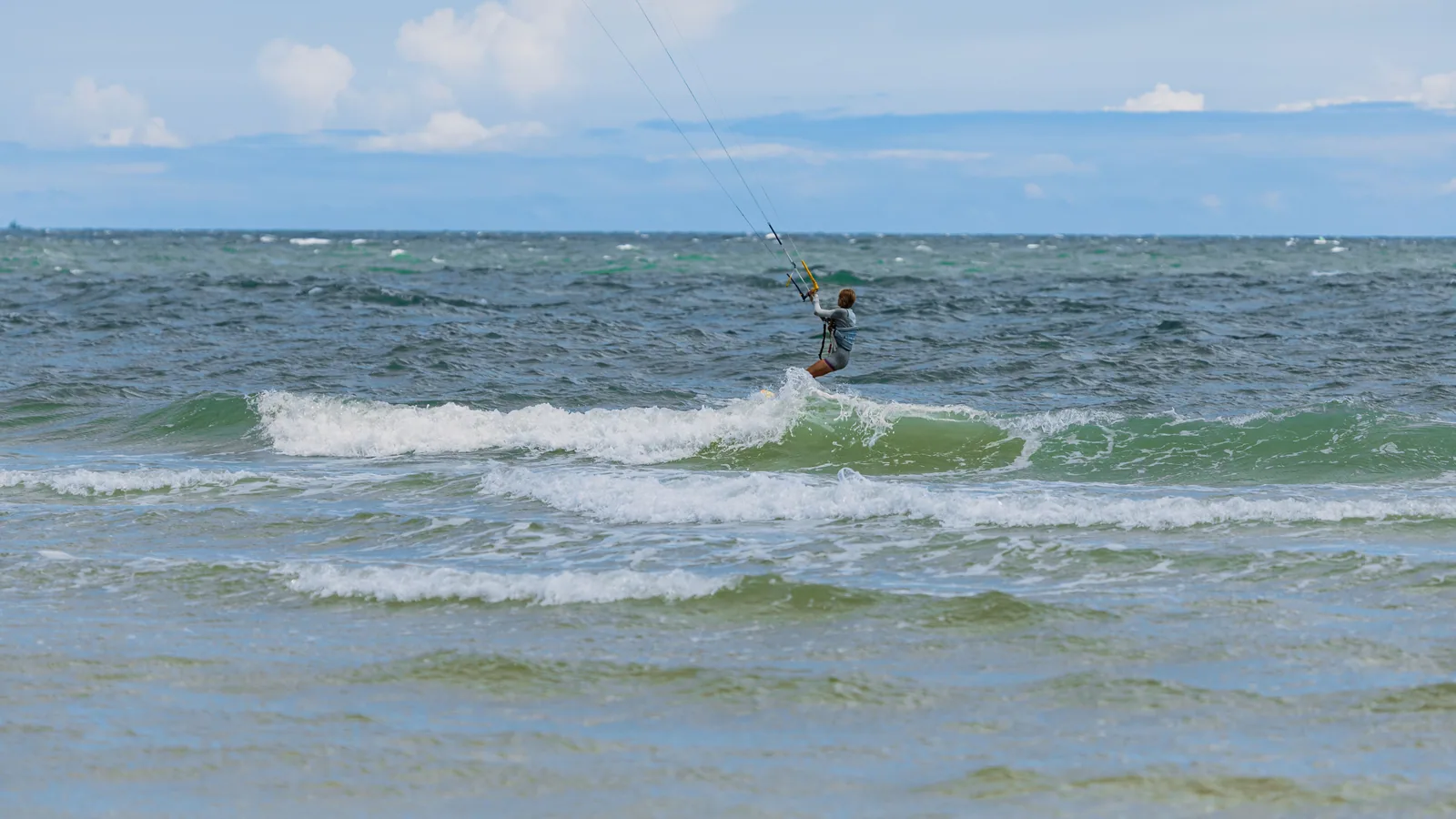 Pratiquant de sport de glisse sur une côte caribéenne, vue principale pour kitesurf Caraïbes