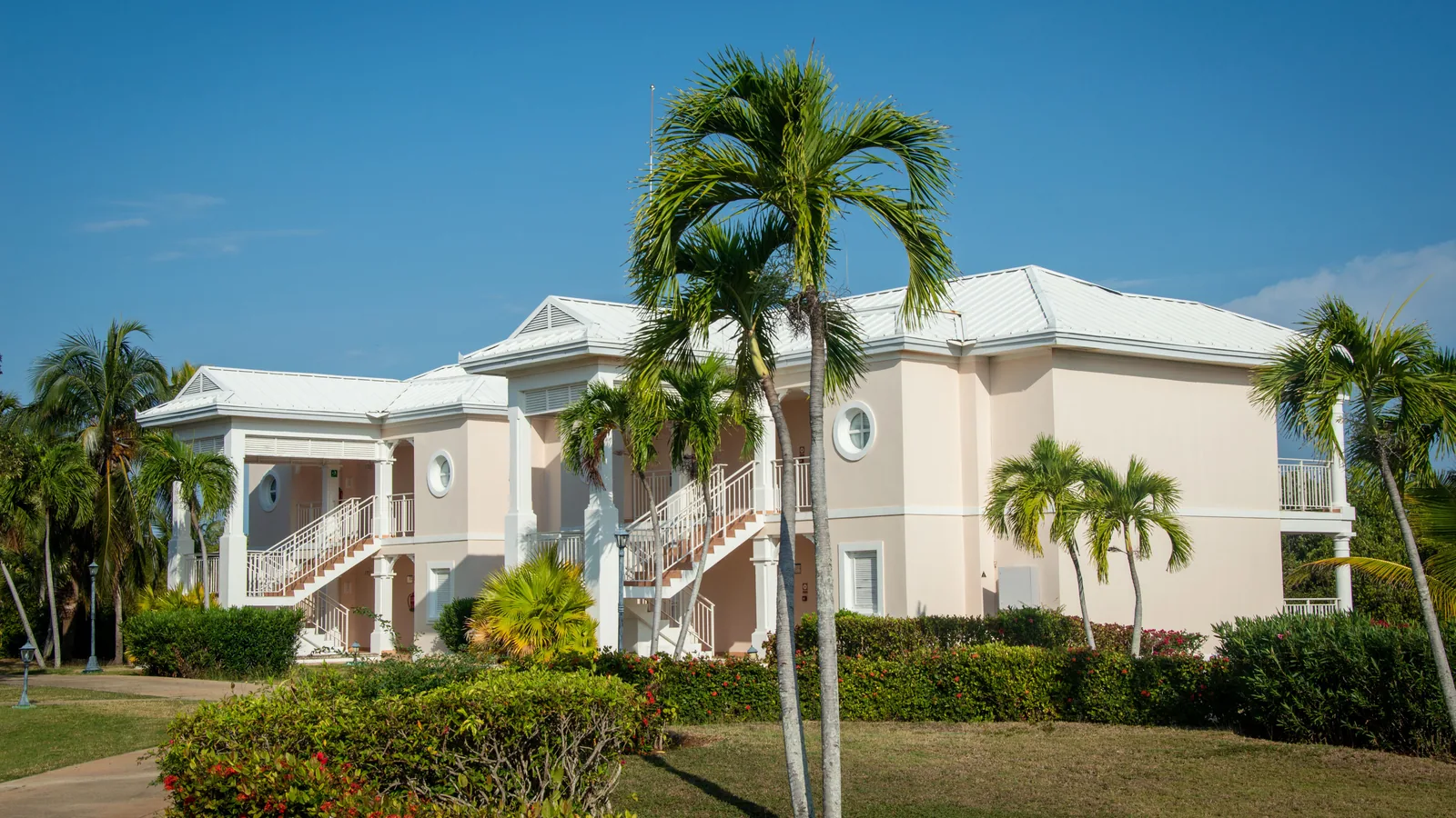 Île caribéenne entre mer, végétation et reliefs, vue principale pour où dormir Martinique