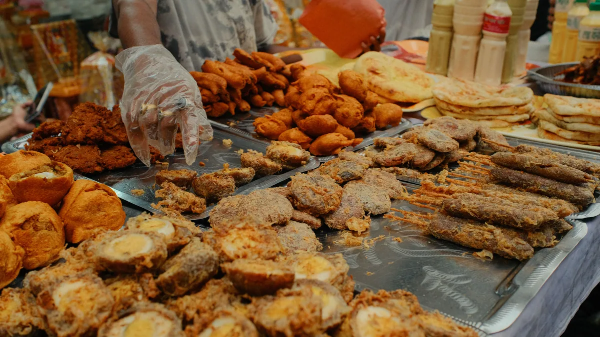 Produits locaux présentés sur un marché caribéen, vue complémentaire pour poulet boucané Martinique