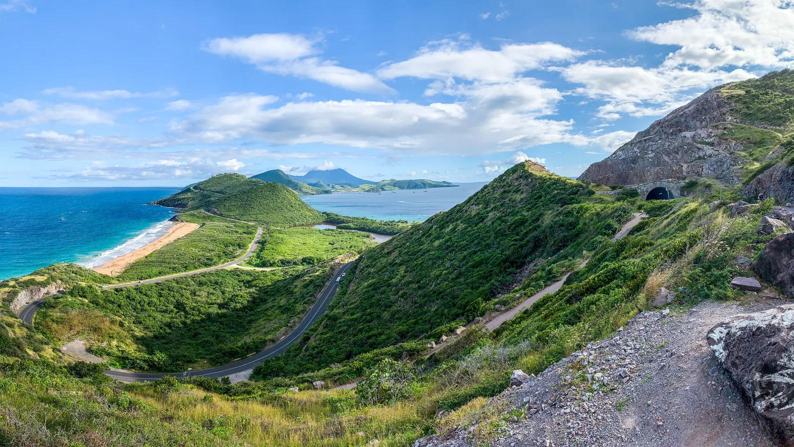 Île caribéenne entre mer, végétation et reliefs, vue principale pour quand partir Martinique