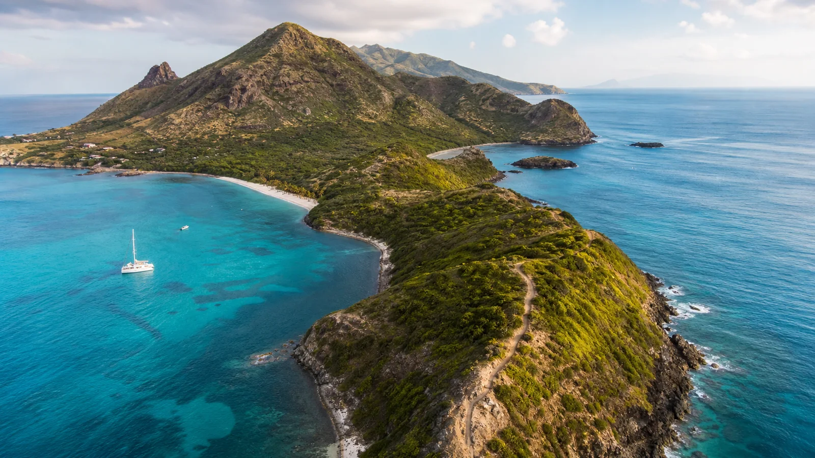 Île caribéenne entre mer turquoise et reliefs, vue principale pour quelle île des Caraïbes choisir