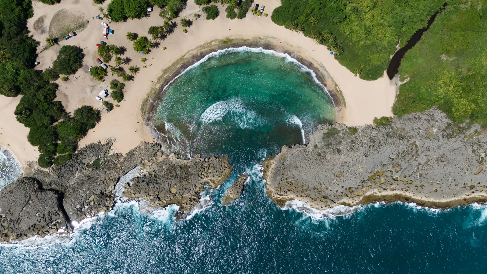 Reliefs volcaniques et forêt tropicale dans les Caraïbes, vue principale pour Saint-Martin activités nature mer