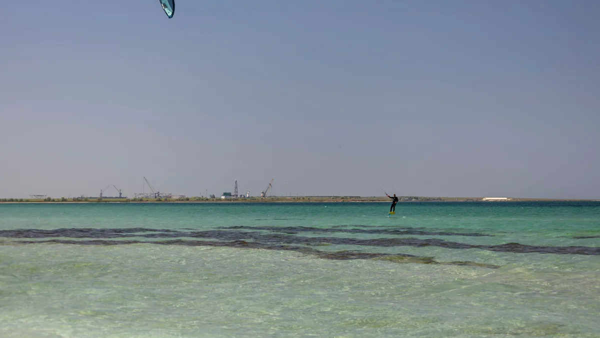 Aile de glisse portée par les alizés au-dessus d'un lagon caribéen, vue complémentaire pour séjour kitesurf Martinique