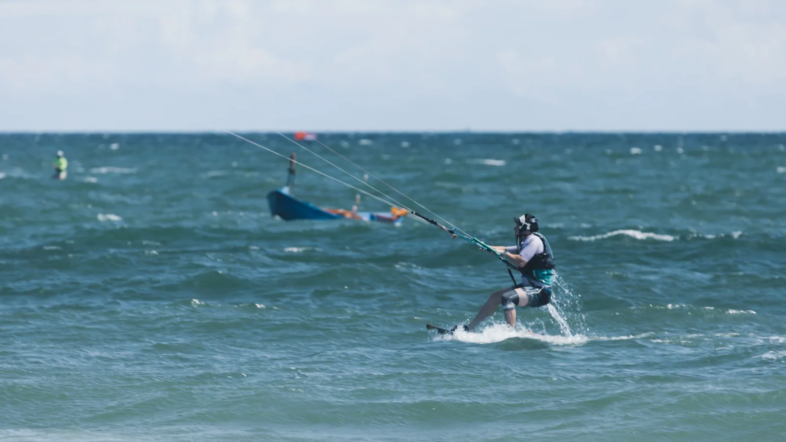 Pratiquant de sport de glisse sur une côte caribéenne, vue principale pour séjour kitesurf Martinique