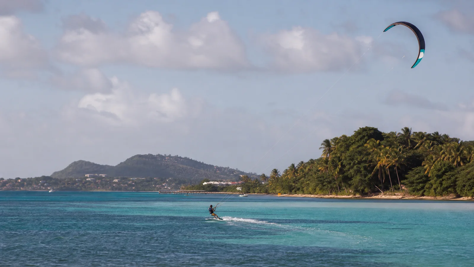 Kitesurfeur naviguant sur un lagon de Martinique, vue principale pour spot kitesurf Martinique