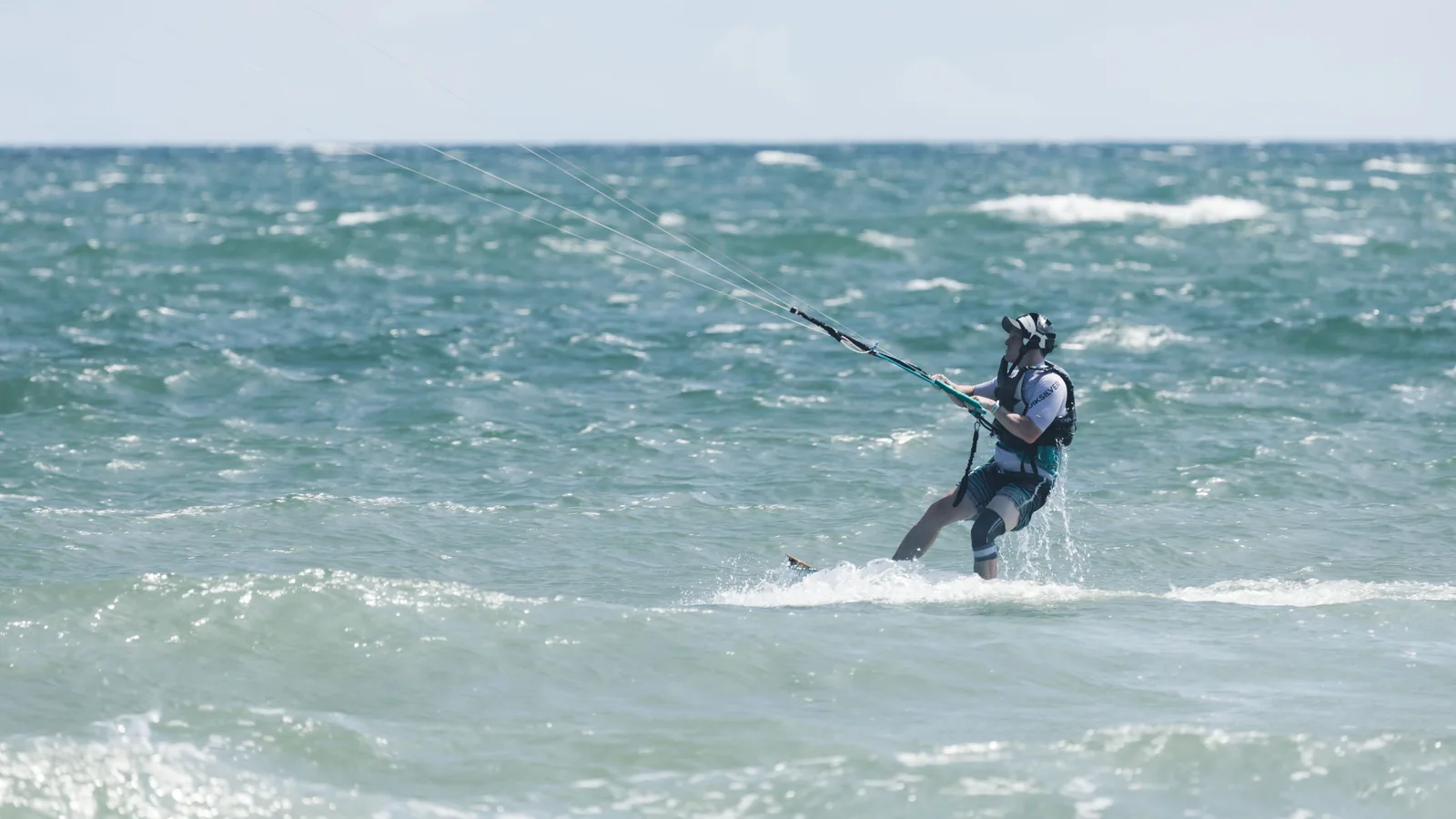 Pratiquant de sport de glisse sur une côte caribéenne, vue principale pour surf Martinique spots