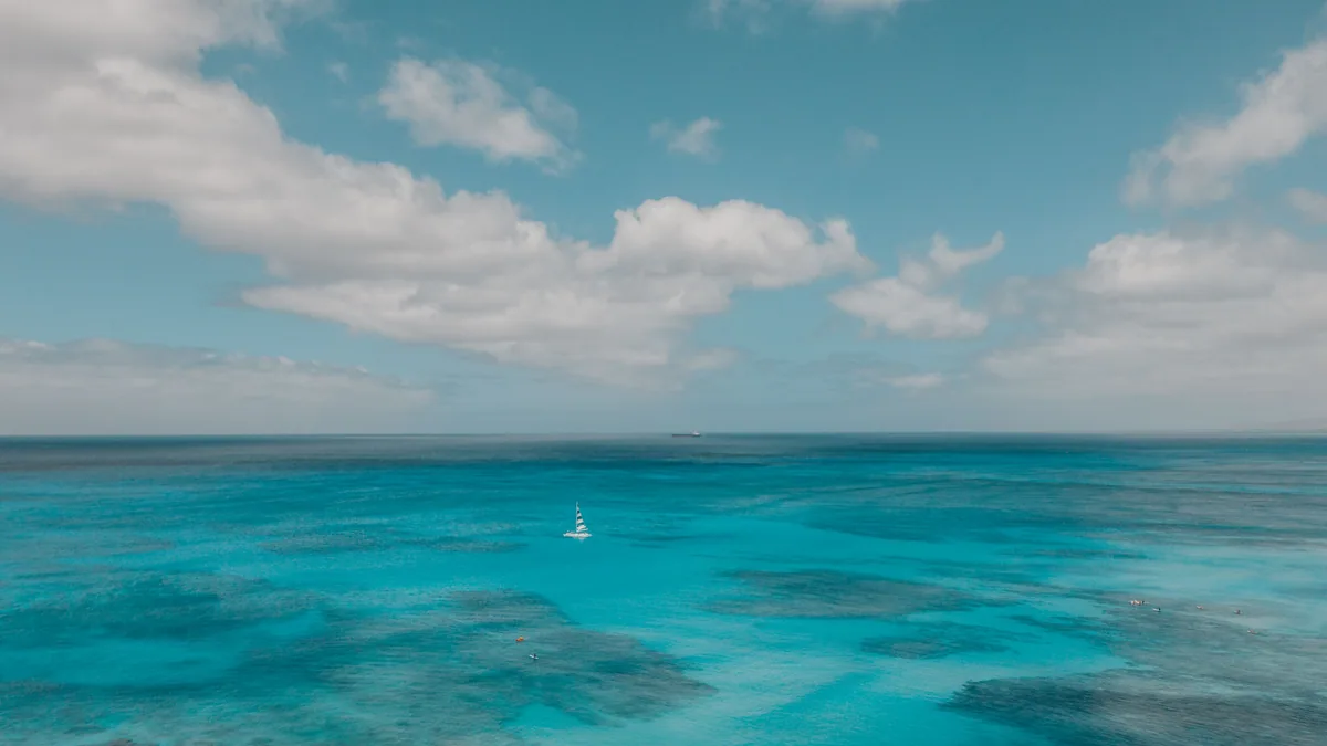 Voilier naviguant entre deux îles volcaniques des Caraïbes, vue complémentaire pour voile Martinique débutant