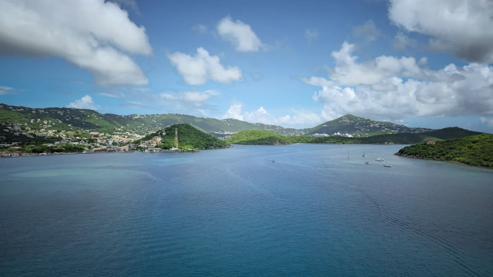 Navigation à la voile le long d'une île caribéenne, vue principale pour voile Martinique débutant