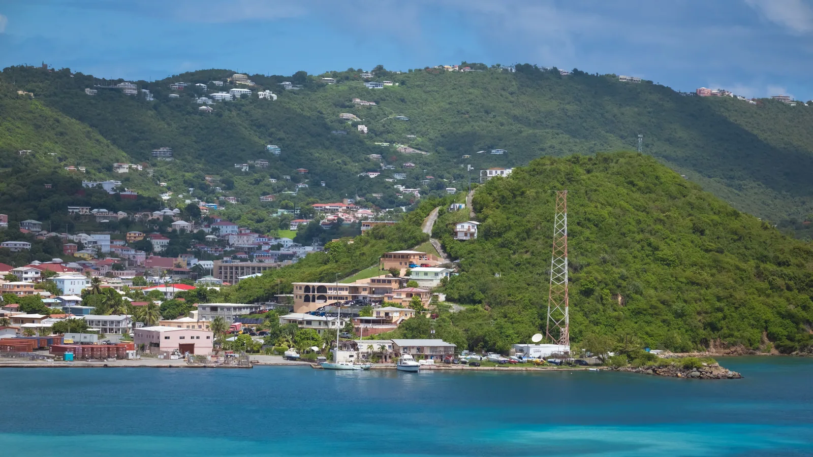 Île caribéenne entre mer, végétation et reliefs, vue principale pour webcam