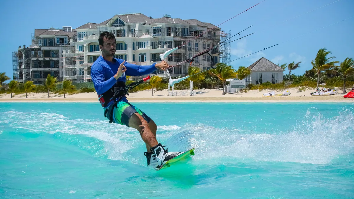 Aile de glisse portée par les alizés au-dessus d'un lagon caribéen, vue complémentaire pour wingfoil Martinique