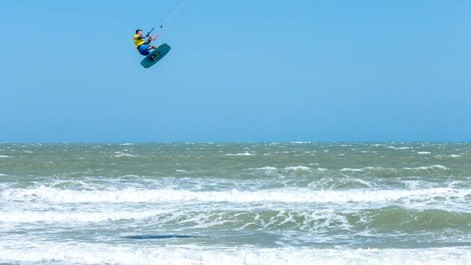 Pratiquant de sport de glisse sur une côte caribéenne, vue principale pour wingfoil Martinique